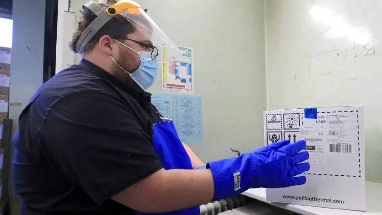 Reino Unido prepara vacinação; pandemia se propaga nos Estados Unidos