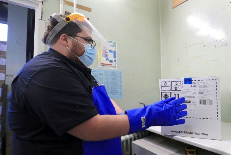 Reino unido prepara vacinação; pandemia se propaga nos estados unidos