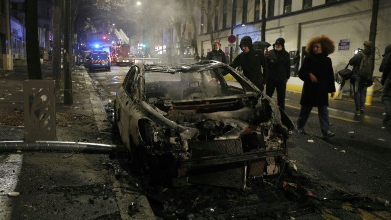 Manifestantes protestam contra brutalidade policial em Paris
