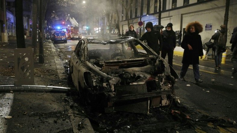 Manifestantes protestam contra brutalidade policial em Paris