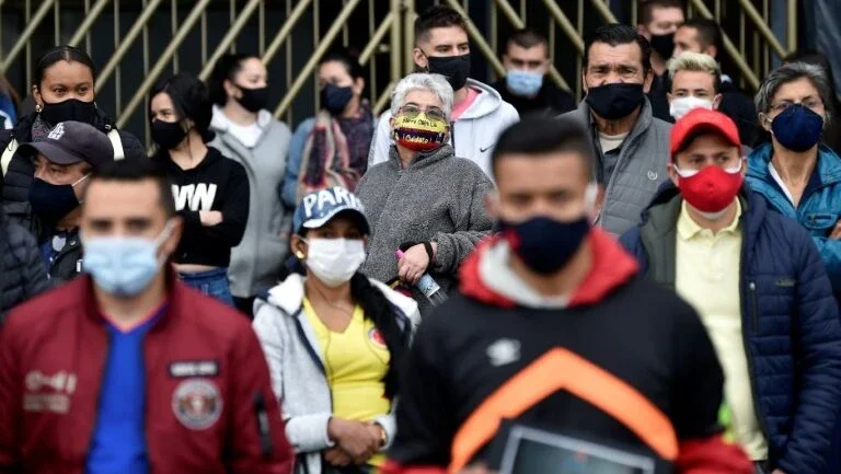 Adultos jovens latino-americanos correm mais riscos de morrer de covid do que os de países ricos