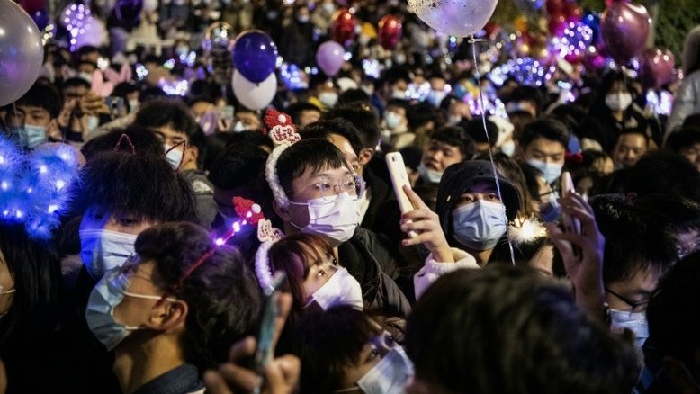 Milhares de pessoas festejam chegada de 2021 nas ruas de Wuhan