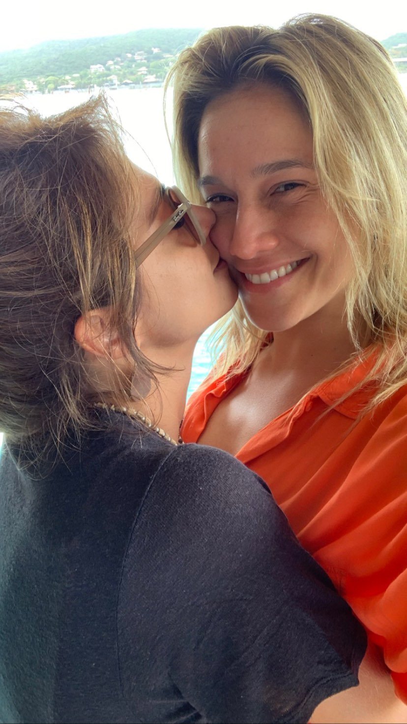 Fernanda Gentil mostra momentos das férias com Priscila Montandon