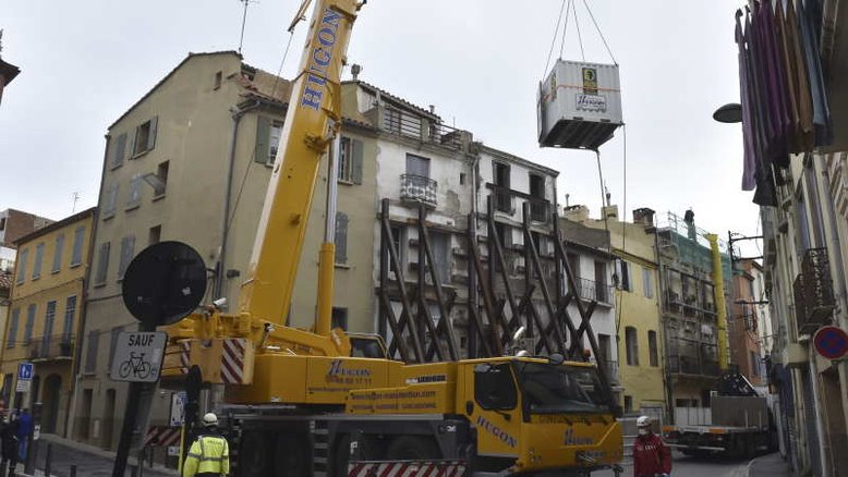 Homem de 300 quilos é retirado de casa por guindaste na França