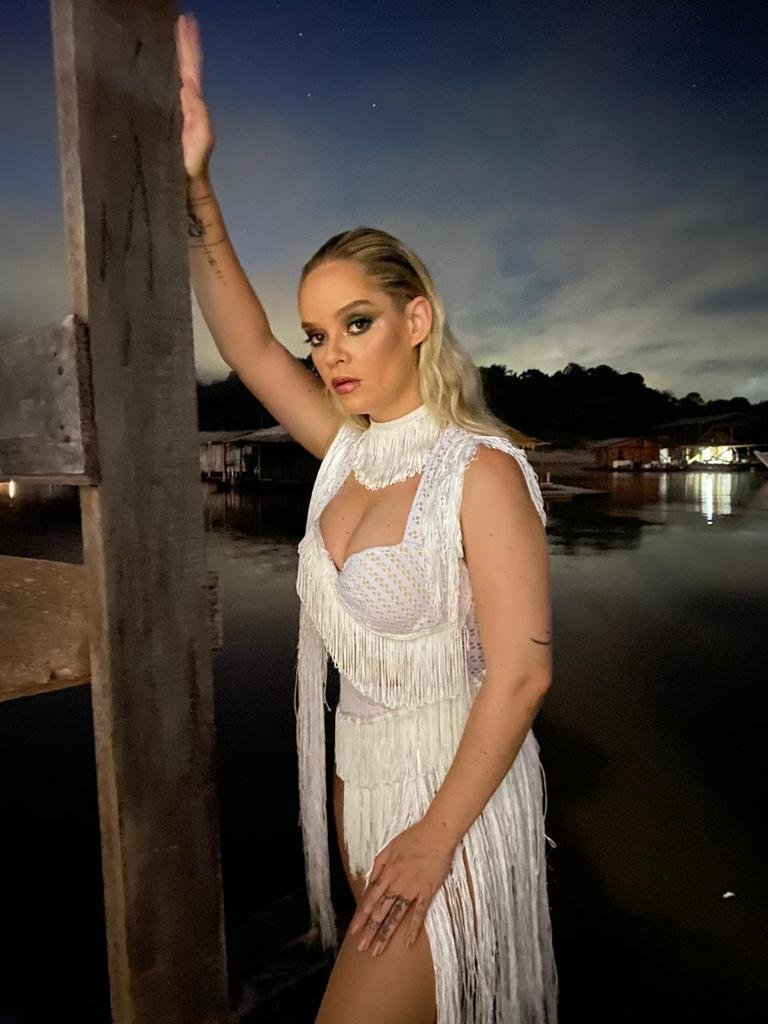 Lorena Simpson lança clipe de 'Chama Que Vem', música escrita por Vitão 13 Lorena Simpson lança clipe de 'Chama Que Vem', música escrita por Vitão
