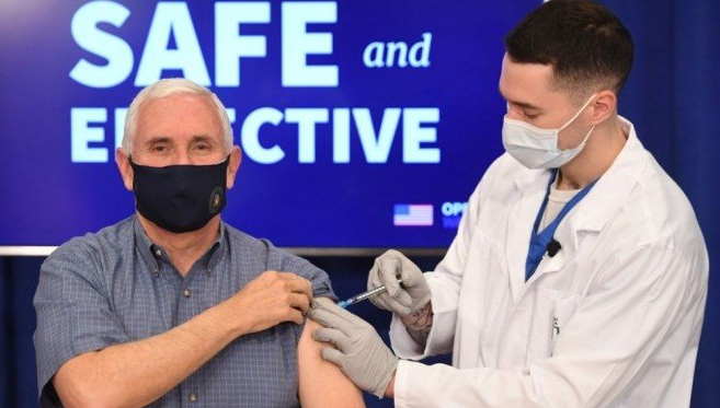 Vice-presidente dos EUA é vacinado em transmissão ao vivo