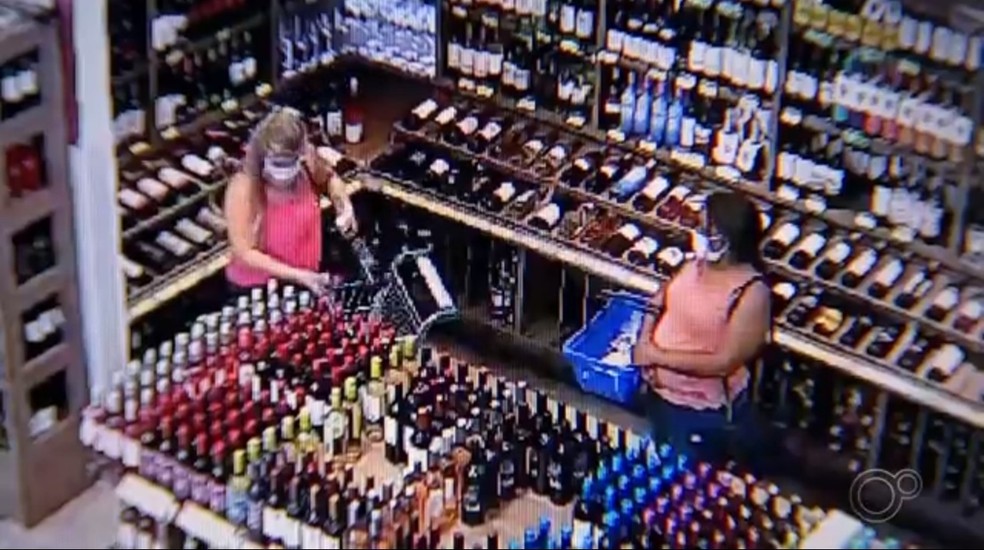 Mulheres furtam vinhos caros em mercados do interior de São Paulo