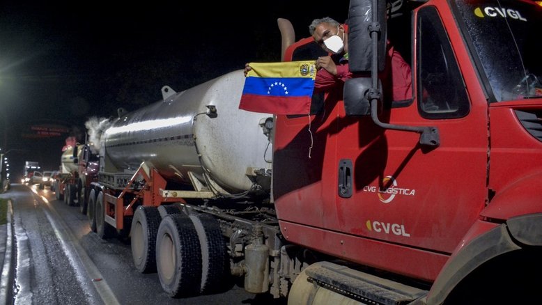 Caminhões com oxigênio doado pela Venezuela chegam a Manaus