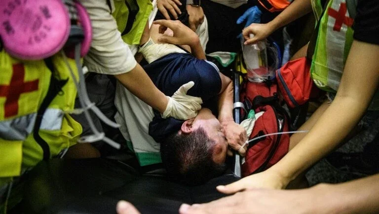 Três ativistas condenados a prisão em Hong Kong por atacar jornalista chinês