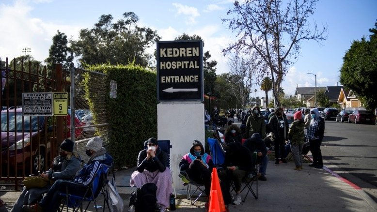 'Caçadores de vacina' em Los Angeles esperam horas por sobras de imunizantes