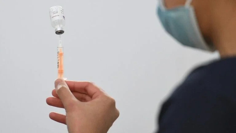 Para especialista, vacina contra a covid-19 em um ano é 