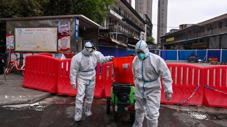Um ano após 1ª morte na China, origem do vírus continua uma incógnita