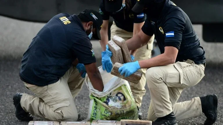 Honduras apreende pacotes de cocaína com foto de Pablo Escobar