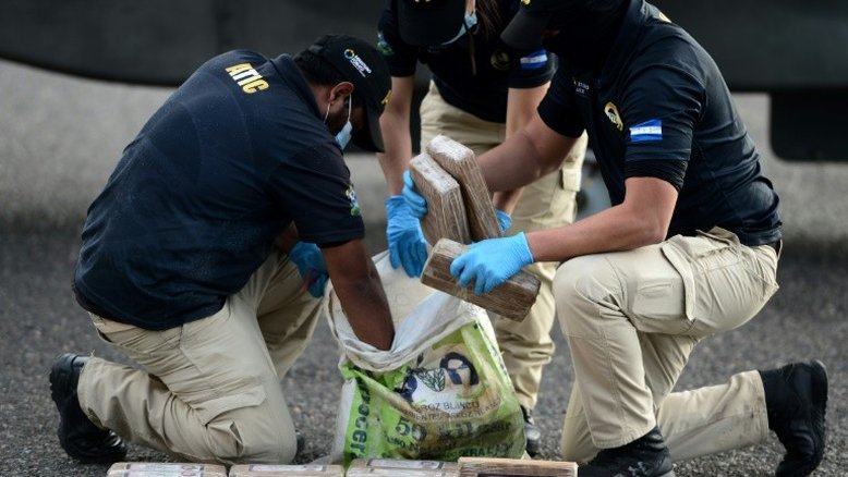 Honduras apreende pacotes de cocaína com foto de Pablo Escobar