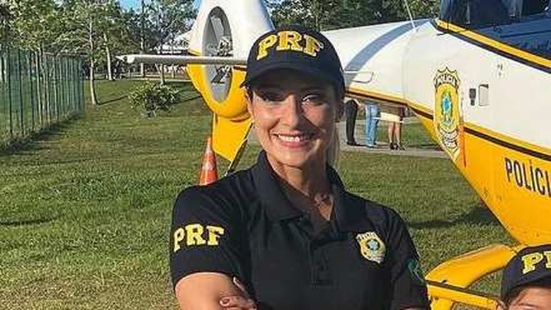 Fuzil e patrulha: Ex-loira do Tchan posa segurando arma após entrar para Polícia Rodoviária