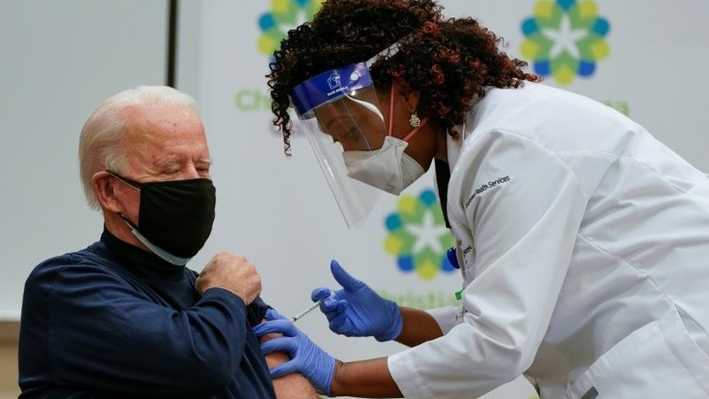Biden recebe hoje segunda dose de vacina contra covid-19