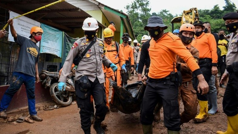 Onze mortos e vários desaparecidos em deslizamentos na Indonésia
