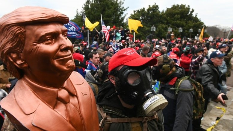 Twitter e Facebook bloqueiam Trump após violência no Capitólio