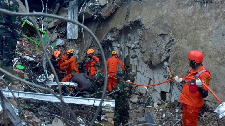 Socorristas buscam sobreviventes de terremoto na ilha indonésia Celebes