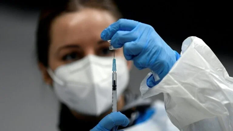 Região de Madri freia vacinação de pessoal de saúde