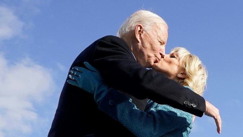 Luvas de lã, saia e Bíblia gigante: momentos inusitados da posse de Biden