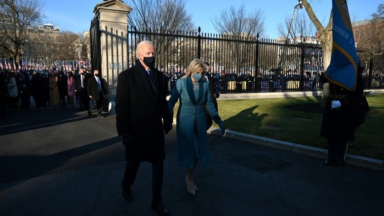 Joe Biden entra caminhando na Casa Branca
