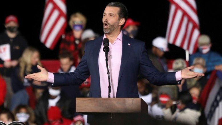 Partidários de Trump reclamam contra o Twitter no Twitter