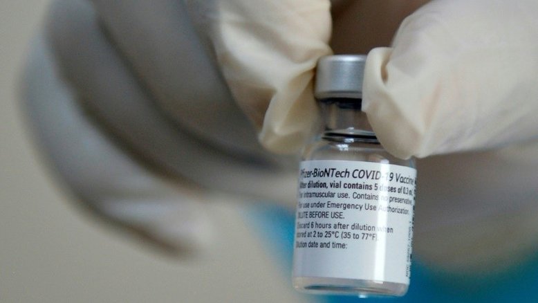 Cinco ou seis doses? Controvérsia sobre as entregas da vacina da Pfizer
