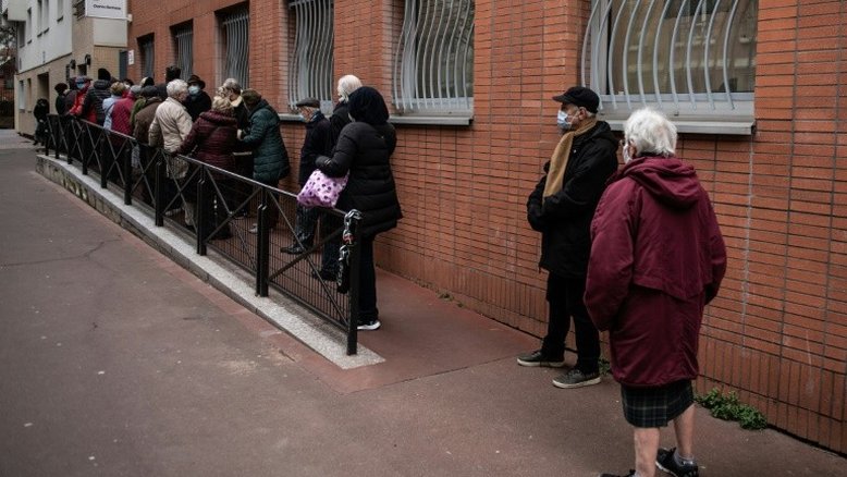 França começa a vacinar maiores de 75 anos contra covid-19