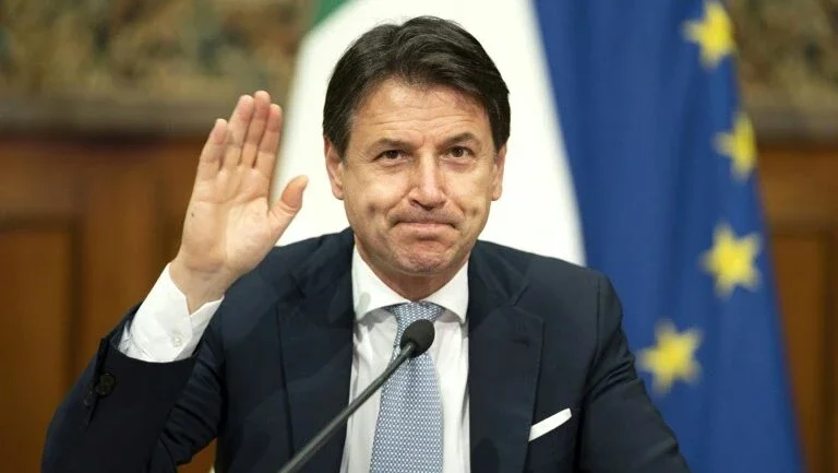 Anti-sistema pede um terceiro governo para Conte