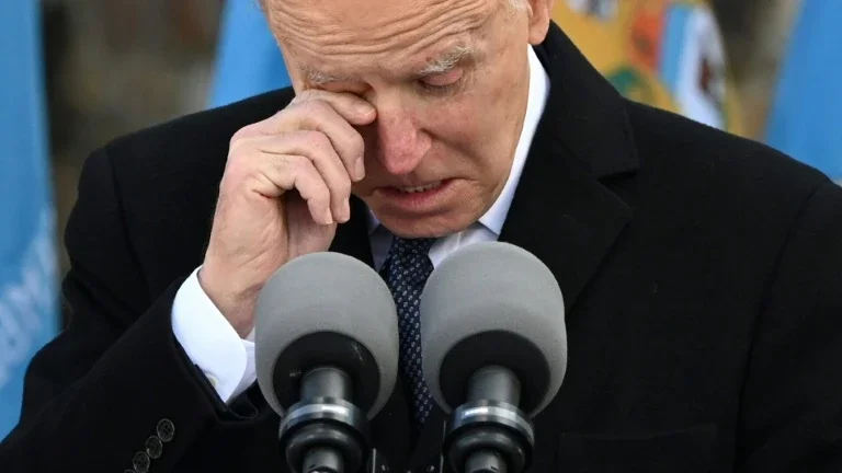 Biden chora em discurso e Trump pede para que rezem pela equipe do presidente