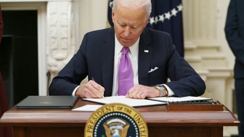 Biden decreta quarentena para viajantes que entram nos EUA