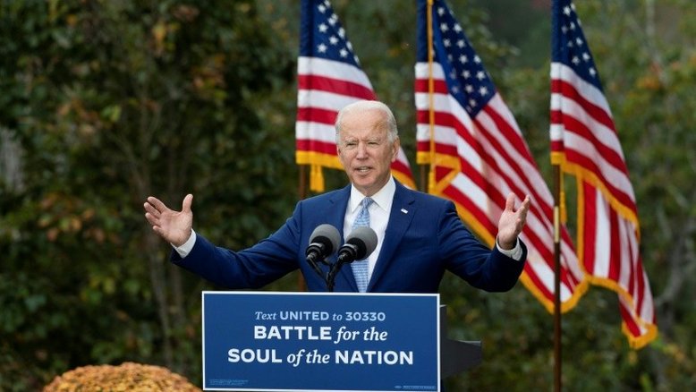 Biden foca no combate à covid e na calma após mandato conturbado de Trump