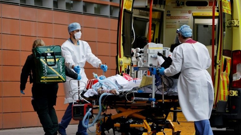 Reino Unido tem recorde de mortos e hospitais lembram 'zonas de guerra'