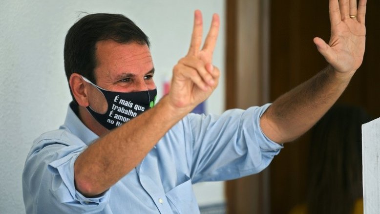 Rio suspende vacinação e Paes pede a Doria 'envio sem intermediários'