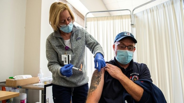 Dez milhões receberam primeira dose da vacina contra a covid-19 nos EUA