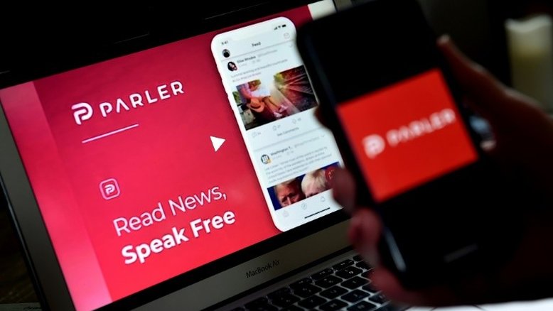Tim Cook diz que se a rede social Parler for reformada, poderá voltar à Apple