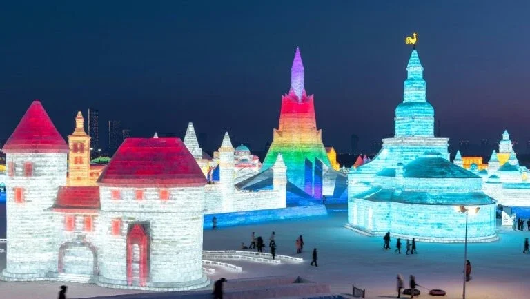 Palácios de gelo deslumbram no Festival chinês de Harbin