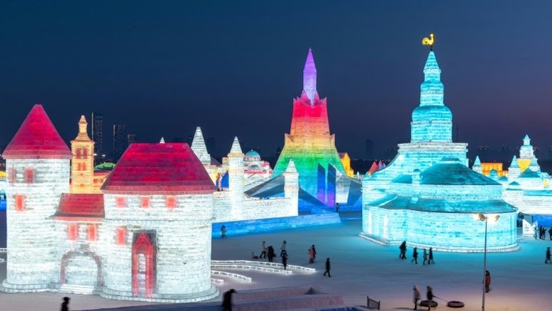 Palácios de gelo deslumbram no Festival chinês de Harbin