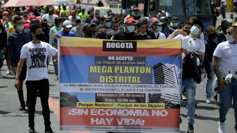 Centenas de pessoas que quebraram na pandemia protestam na Colômbia contra confinamento