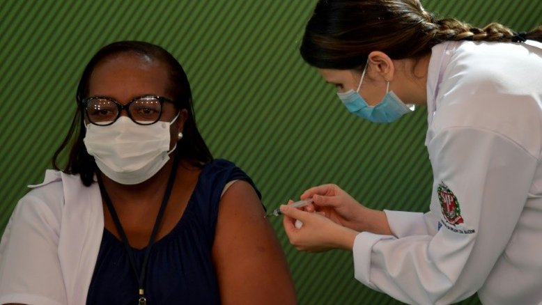 Enfermeira de São Paulo é primeira vacinada contra a covid-19 no Brasil (AFP)