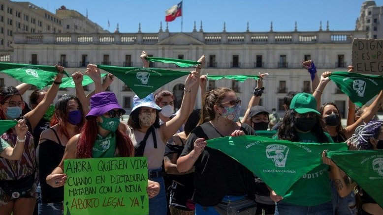 Em meio a protestos, Congresso chileno inicia debate para descriminalizar aborto