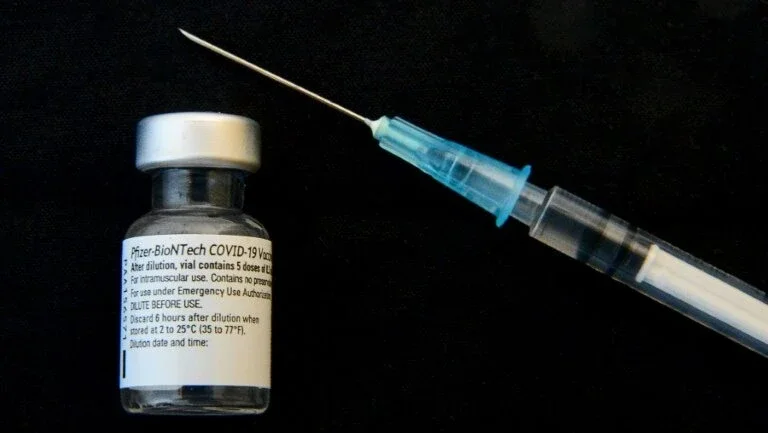 Sanofi ajudará a Pfizer e a BioNTech a envasar vacina contra a covid