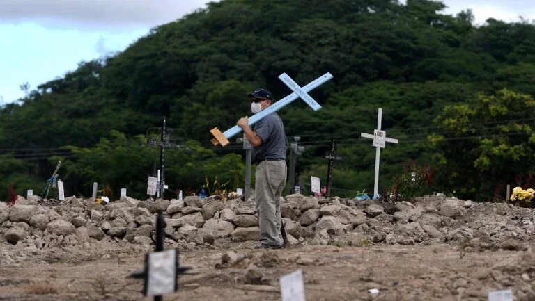 Mundo tem recorde de mais de 18 mil mortes por Covid-19 em 24 horas
