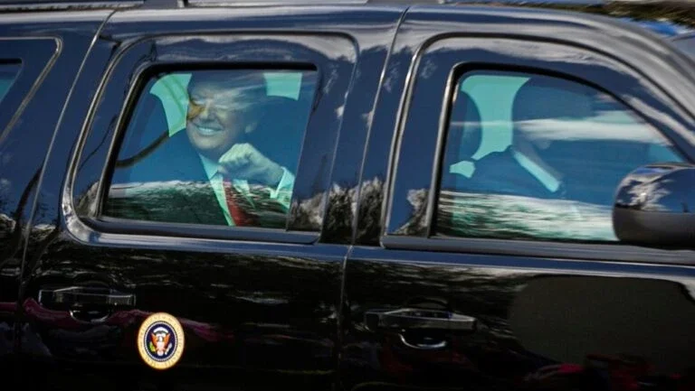 Trump retoma a vida de cidadão comum em seu clube em Mar-a-Lago, na Flórida