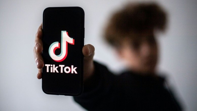 Influencer italiana é acusada de incitar menina de 10 anos ao suicídio no Tik Tok