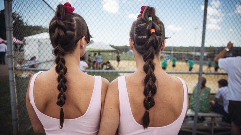 Gêmeos idênticos não são tão idênticos assim, diz estudo