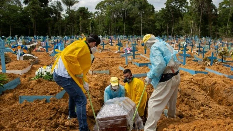 Brasil tem início de 2021 sombrio com mais de 200 mil mortos pela covid-19