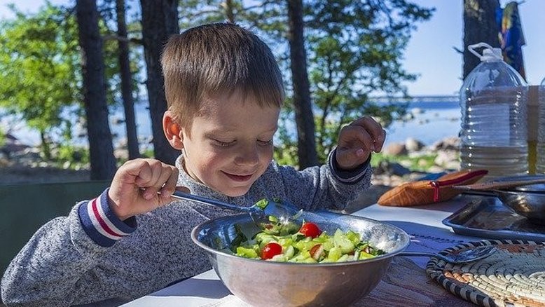 Saiba como fazer as crianças provarem novos alimentos
