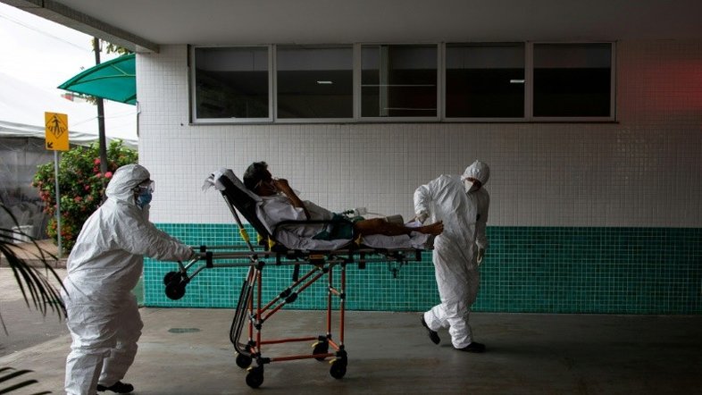 Oxigênio doado pela Venezuela para Manaus cruza fronteira com o Brasil